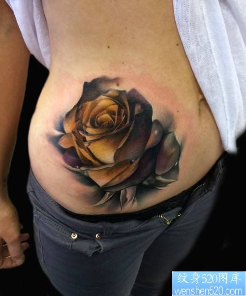 女性腰部玫瑰花纹身图案