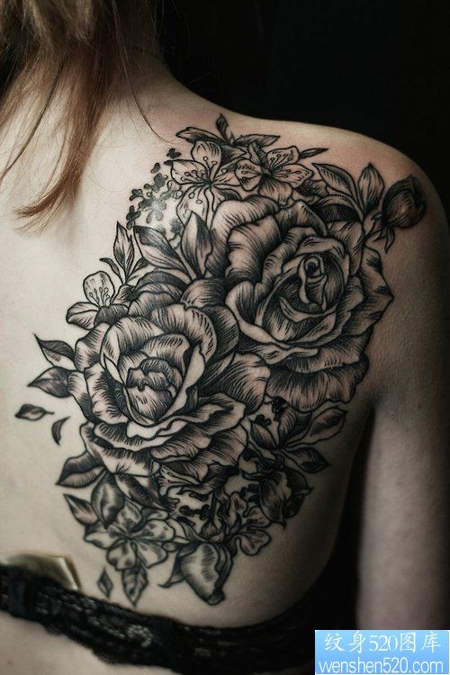 女性背部玫瑰花纹身图案