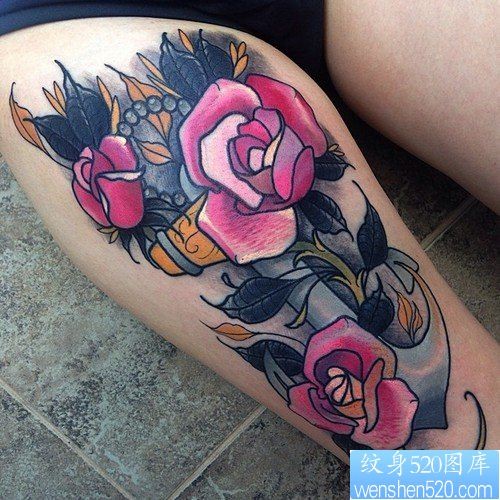 女性腿部彩色船锚玫瑰花纹身图案