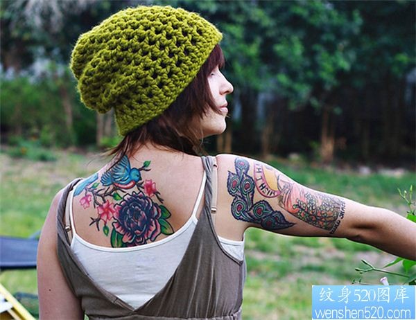 女性背部花纹身图案