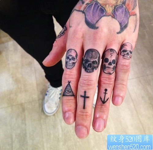 手指个性骷髅头纹身图案