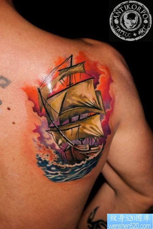 一款肩背帆船纹身图案