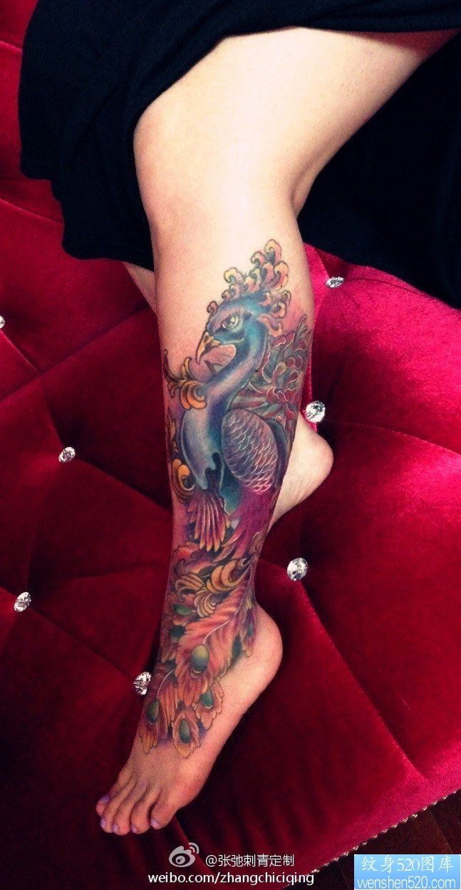 女性腿部彩色凤凰纹身图案