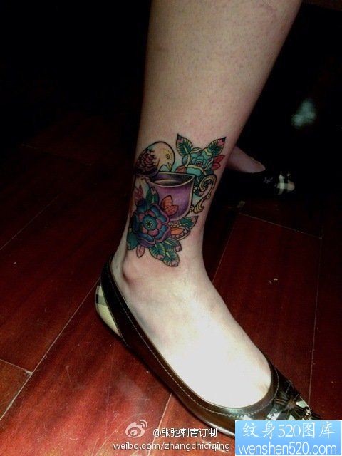 一款脚踝彩色纹身图案