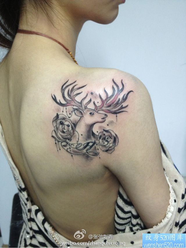 女性肩背羚羊玫瑰花纹身图案