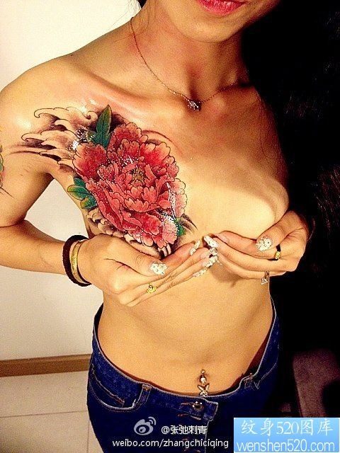 女性胸部彩色牡丹纹身图案