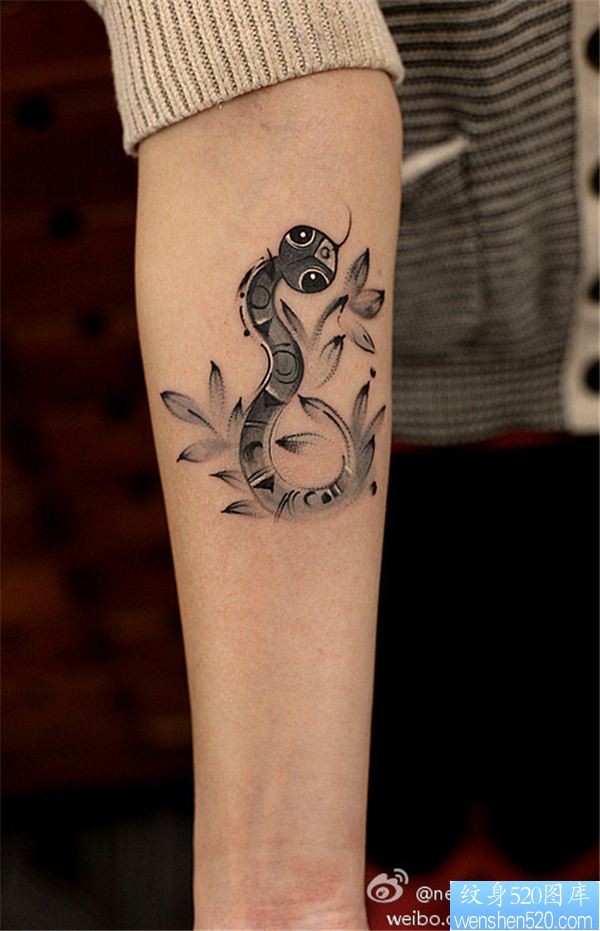 手臂水墨蛇纹身图案