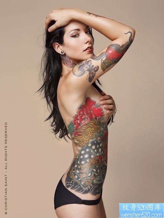 女性腰部个性彩色纹身图案