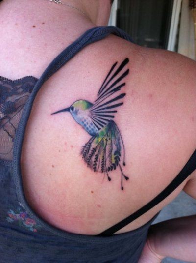 女性肩部漂亮的小鸟纹身