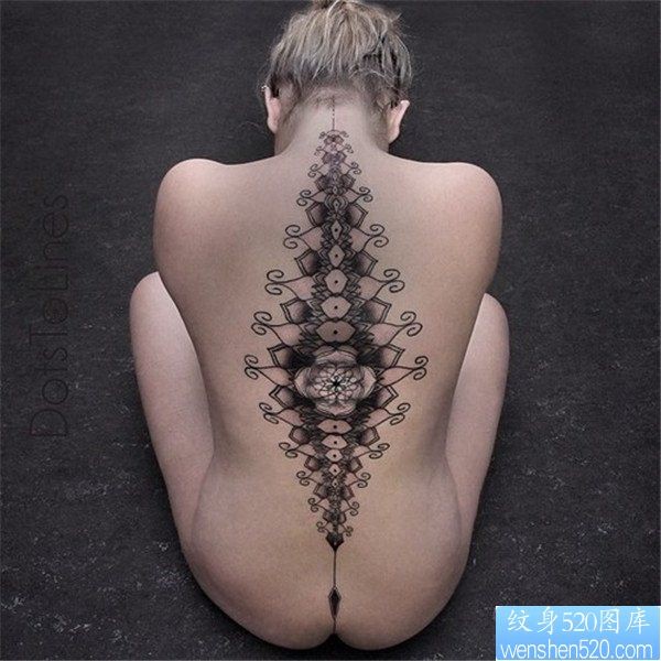 女性个性背部纹身图案