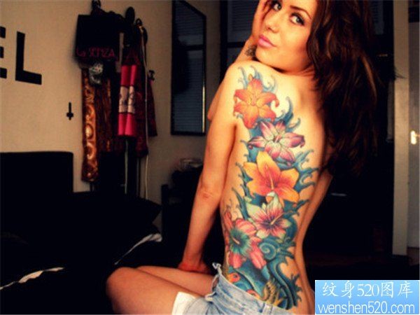 女性背部彩色花纹身图案