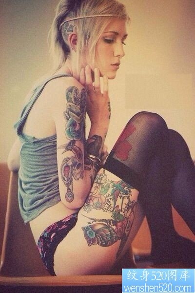 女人花腿花臂纹身写真