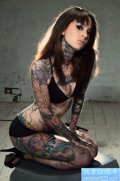 女性花臂纹身写真