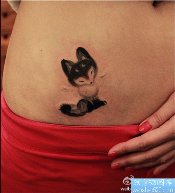 一款女性腰部狐狸纹身图案