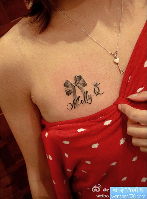 女性胸部蝴蝶结字母纹身图案
