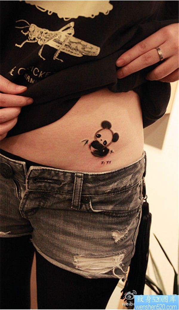 腰部水墨熊猫纹身图案