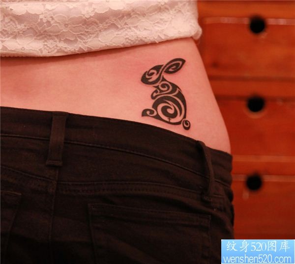 女性侧腰兔子纹身图案