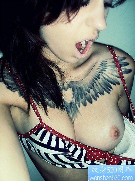 女性胸口彩色纹身图案