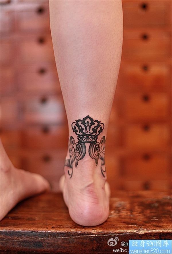 个性腿部皇冠飘带纹身图案