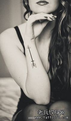 女性手臂箭头纹身图案