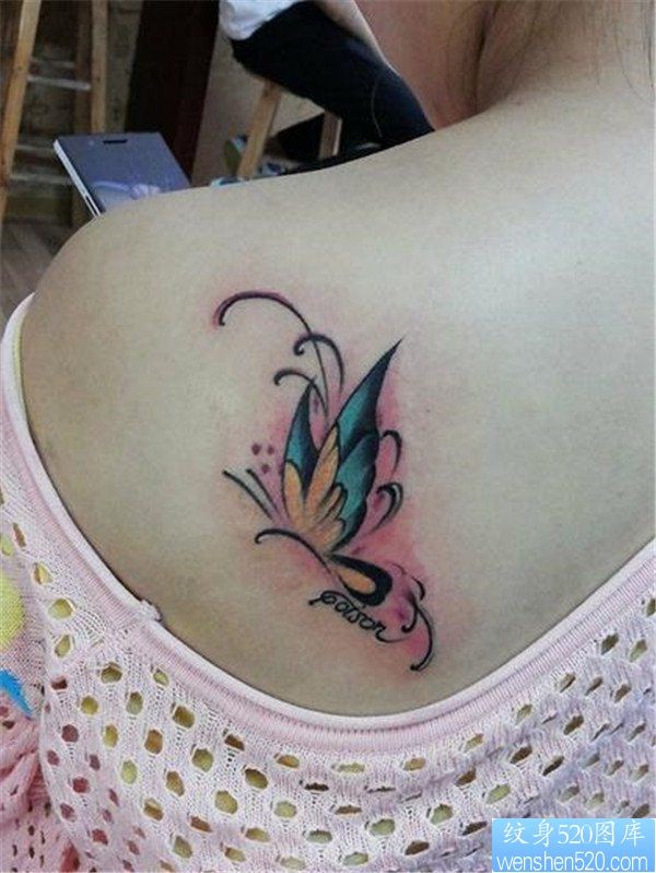肩背彩色蝴蝶纹身图案