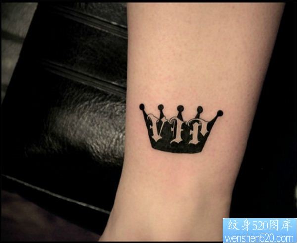 一款腿部图腾皇冠纹身图案