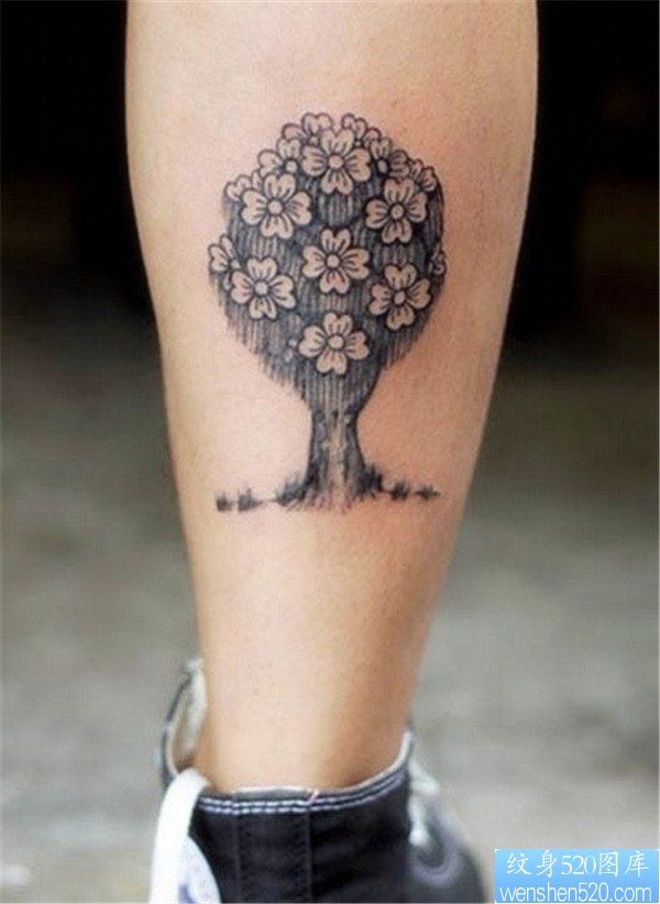 一款腿部树纹身图案