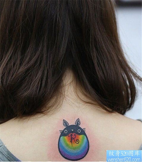 女性脖子彩色龙猫纹身图案