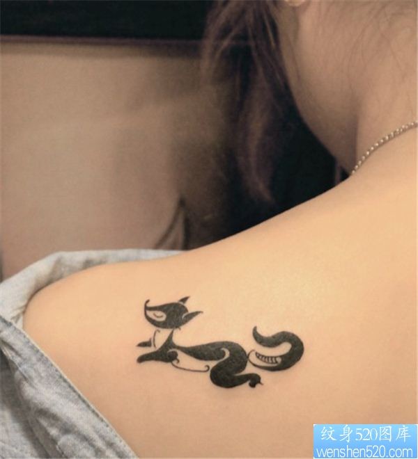 女性肩背部小巧的狐狸纹身图案