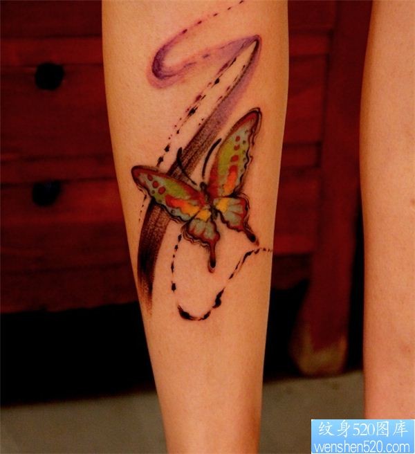 一款腿部彩色水墨蝴蝶纹身图案