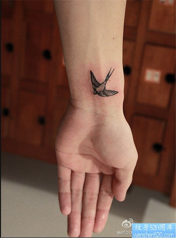 手腕燕子纹身图案