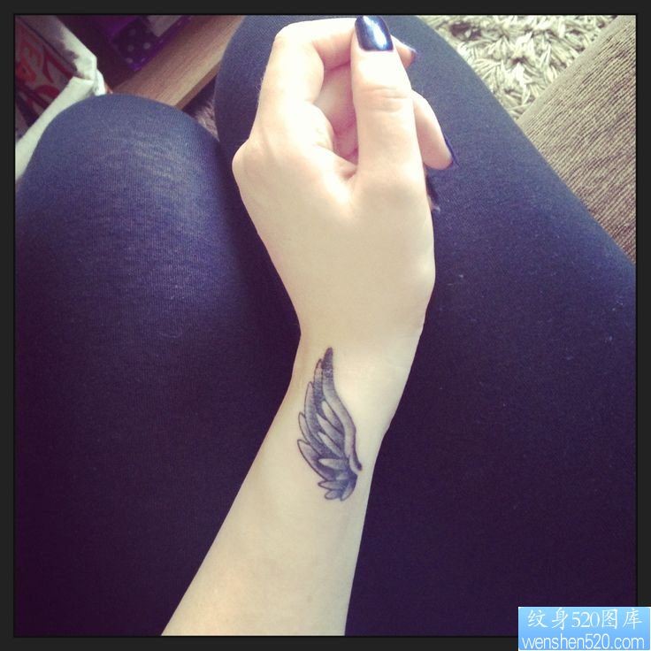 手腕小翅膀纹身图案