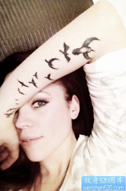 女性手臂燕子纹身图案
