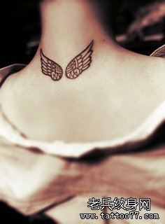 女性脖子翅膀纹身图案
