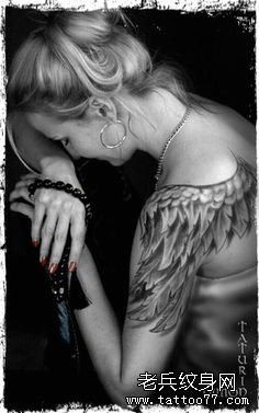 一款女性手臂翅膀纹身图案