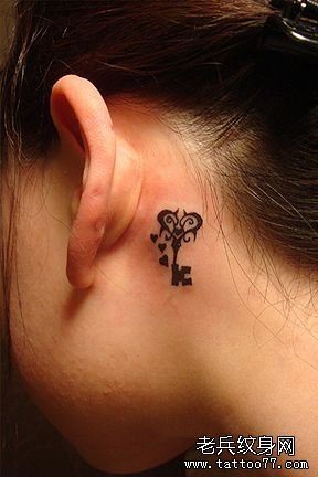 一款女性耳后钥匙纹身图案