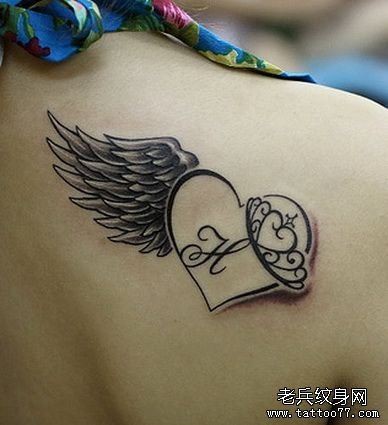 肩背爱心翅膀纹身图案