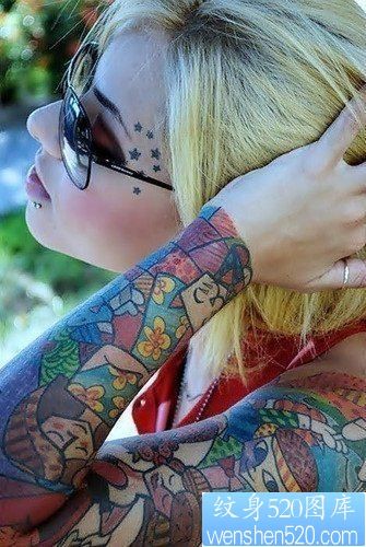 一款女人彩色花臂纹身图案