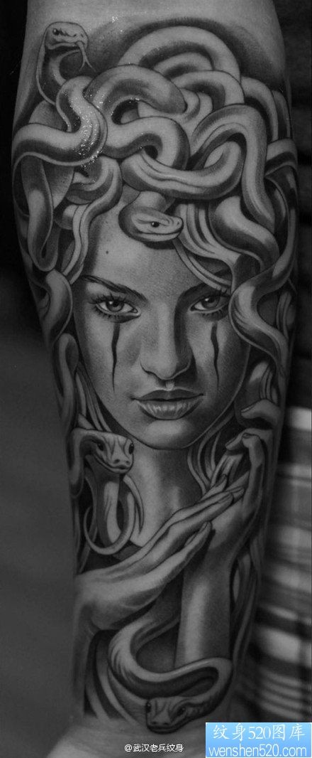 一款手臂美杜莎肖像纹身图案