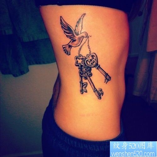一款女性侧腰钥匙纹身图案