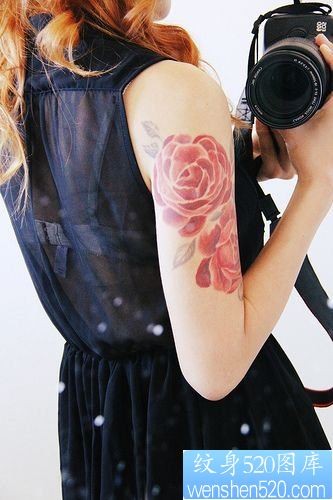 一款女性手臂彩色玫瑰花纹身图案