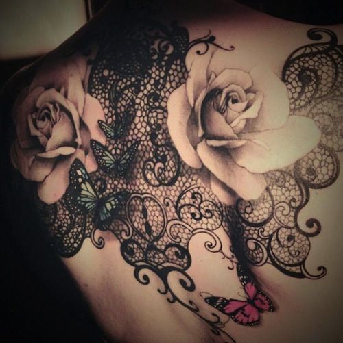 满背绚丽玫瑰和蕾丝的纹身