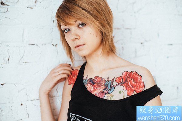 胸口彩色玫瑰花燕子纹身图案
