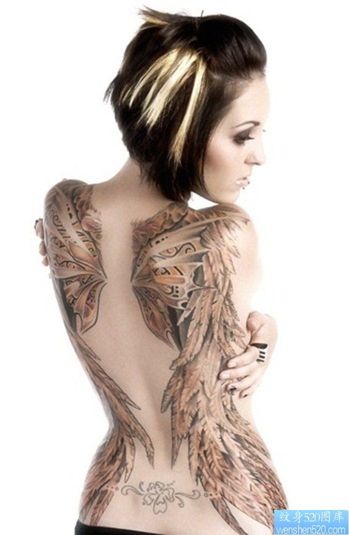 女性背部满背的翅膀纹身图案