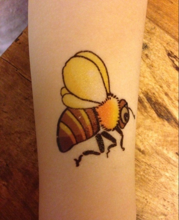 女性手机小蜜蜂刺青