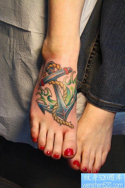 女性脚背彩色船锚纹身图案
