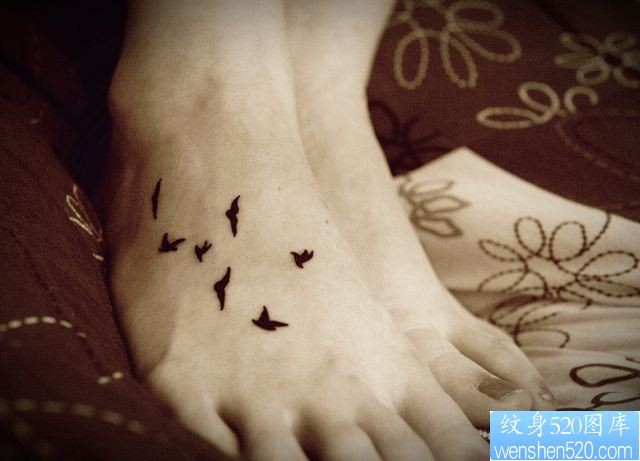 脚背小清新燕子纹身图案