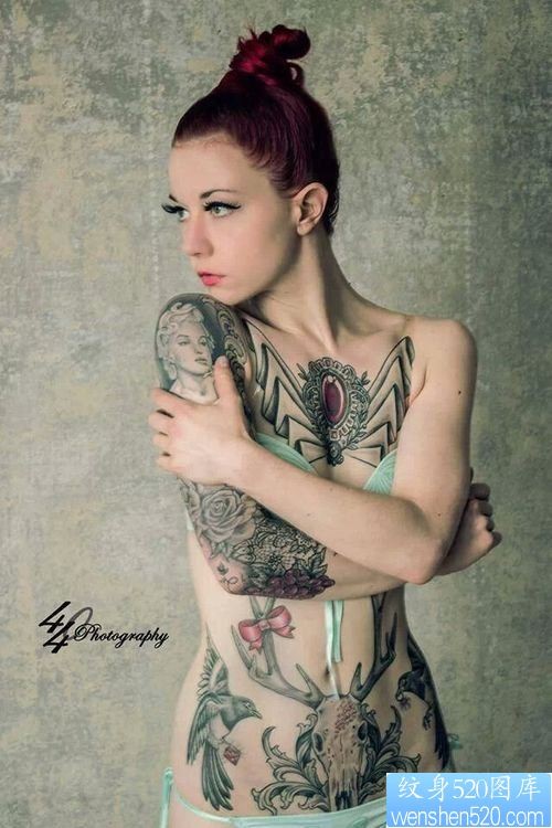 一款个性女人纹身写真