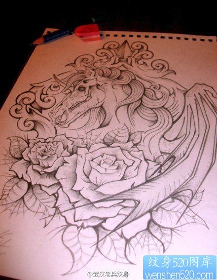 一款线条的马玫瑰花纹身图案