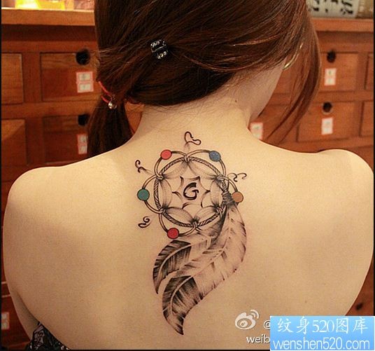 女性背部漂亮的捕梦网纹身图案